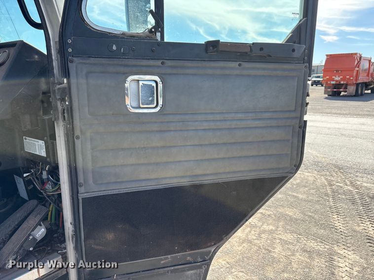 image for item EA7650 2013 Peterbilt 320 refuse truck