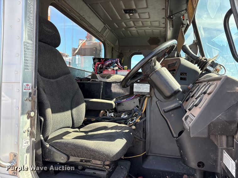 image for item EA7650 2013 Peterbilt 320 refuse truck