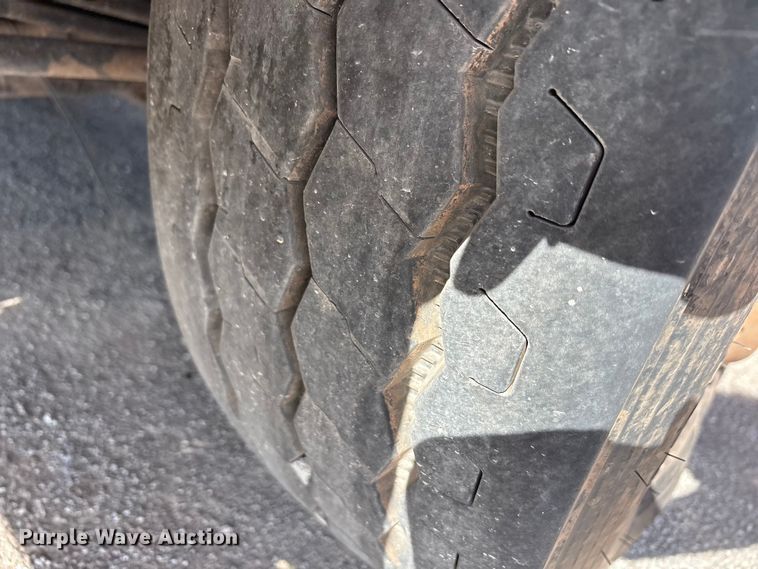 image for item EA7650 2013 Peterbilt 320 refuse truck