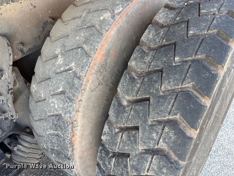 image for item EA7650 2013 Peterbilt 320 refuse truck