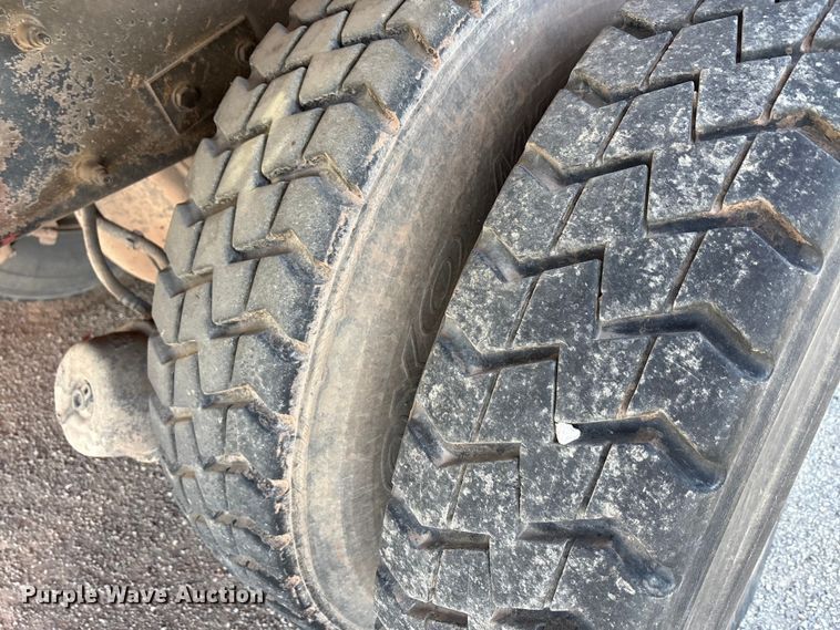 image for item EA7650 2013 Peterbilt 320 refuse truck