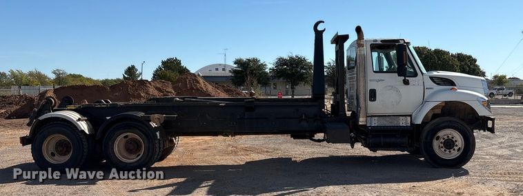 image for item EA7651 2008 International SF625 hook lift truck