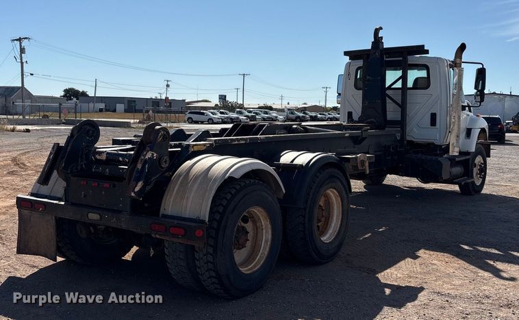 image for item EA7651 2008 International SF625 hook lift truck