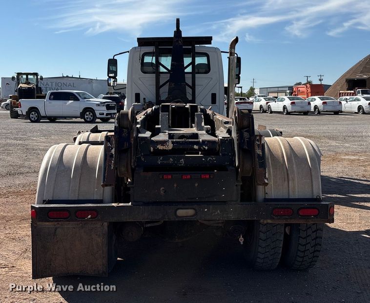 image for item EA7651 2008 International SF625 hook lift truck