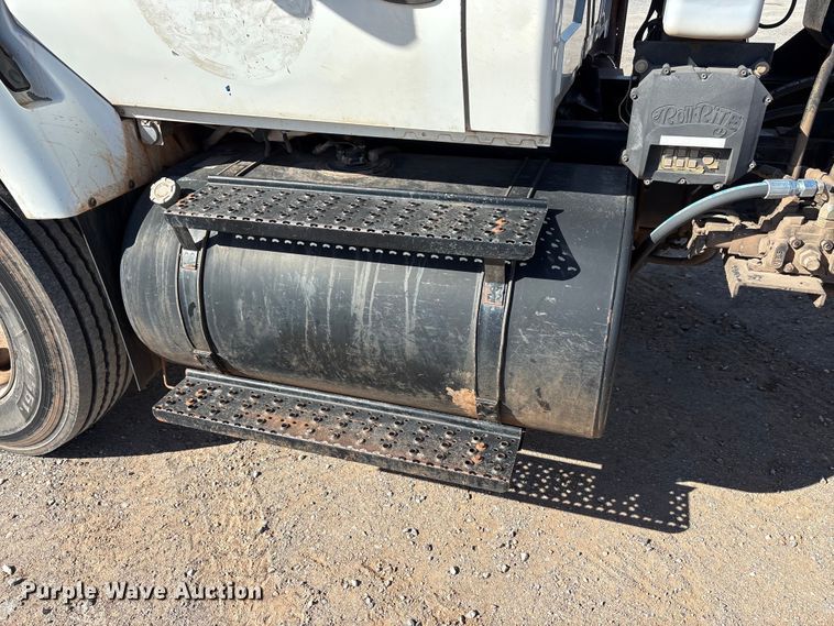 image for item EA7651 2008 International SF625 hook lift truck