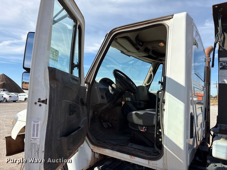 image for item EA7651 2008 International SF625 hook lift truck