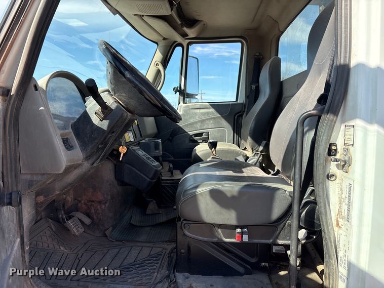 image for item EA7651 2008 International SF625 hook lift truck