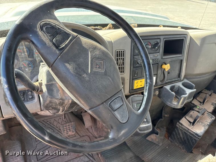 image for item EA7651 2008 International SF625 hook lift truck