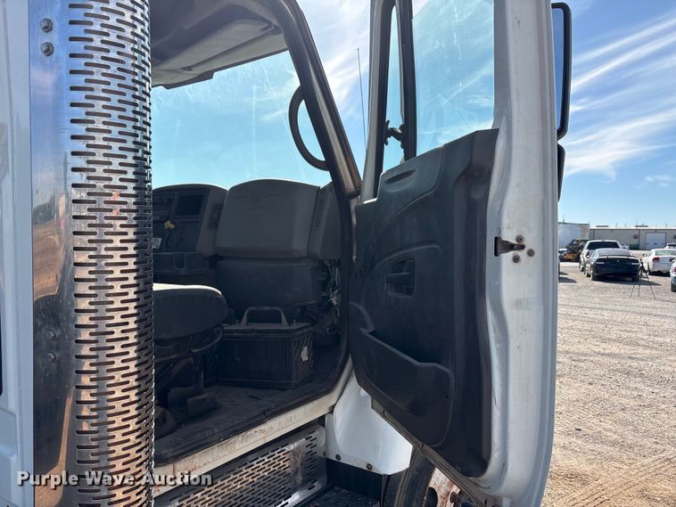 image for item EA7651 2008 International SF625 hook lift truck