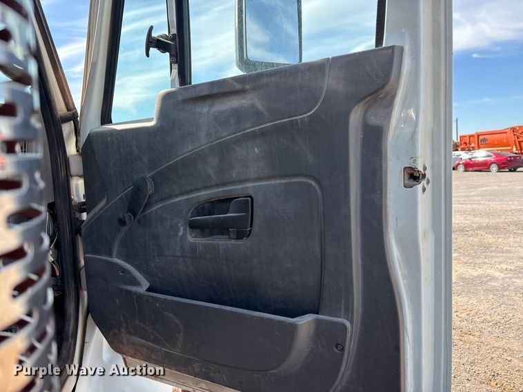 image for item EA7651 2008 International SF625 hook lift truck