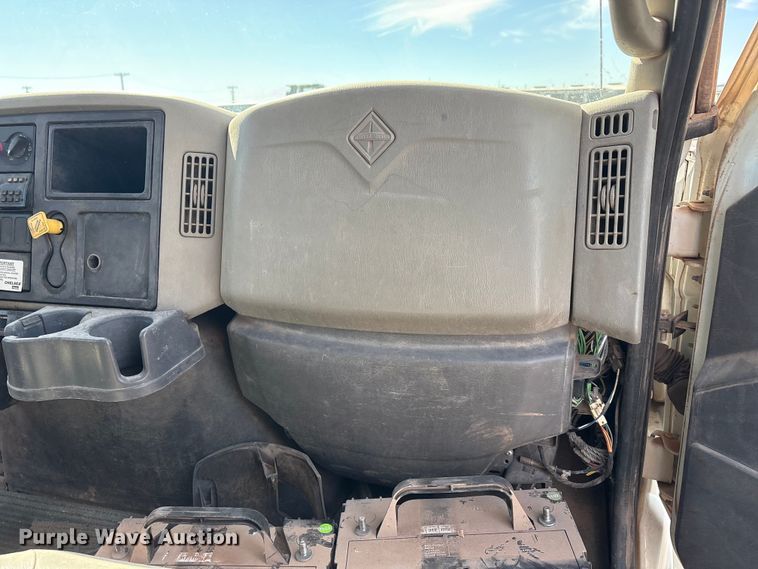 image for item EA7651 2008 International SF625 hook lift truck