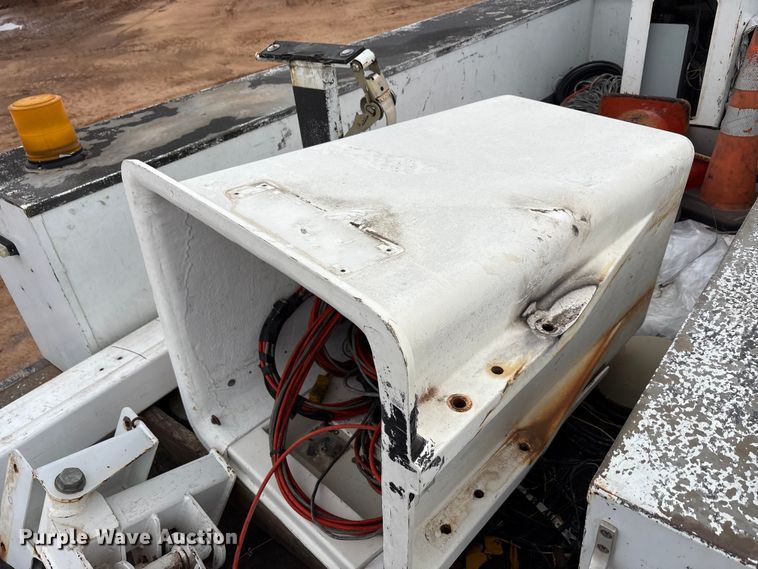 image for item EA7663 2006 Ford F450 Super Duty bucket truck