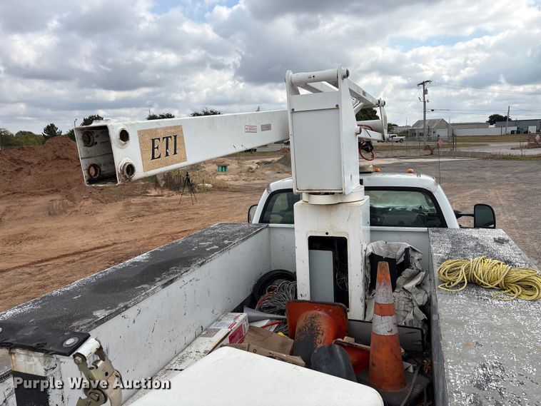 image for item EA7663 2006 Ford F450 Super Duty bucket truck