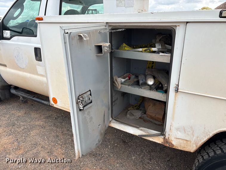 image for item EA7663 2006 Ford F450 Super Duty bucket truck