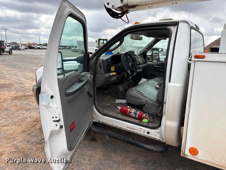 image for item EA7663 2006 Ford F450 Super Duty bucket truck