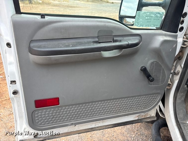 image for item EA7663 2006 Ford F450 Super Duty bucket truck