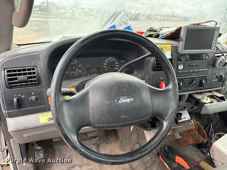 image for item EA7663 2006 Ford F450 Super Duty bucket truck