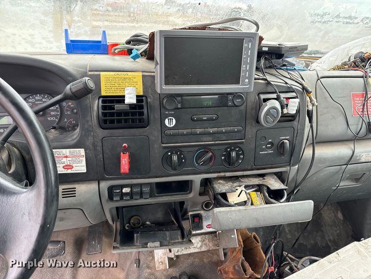 image for item EA7663 2006 Ford F450 Super Duty bucket truck