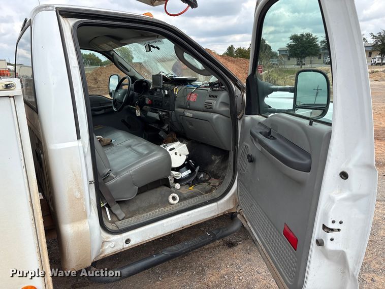 image for item EA7663 2006 Ford F450 Super Duty bucket truck