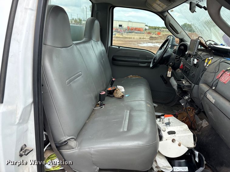 image for item EA7663 2006 Ford F450 Super Duty bucket truck