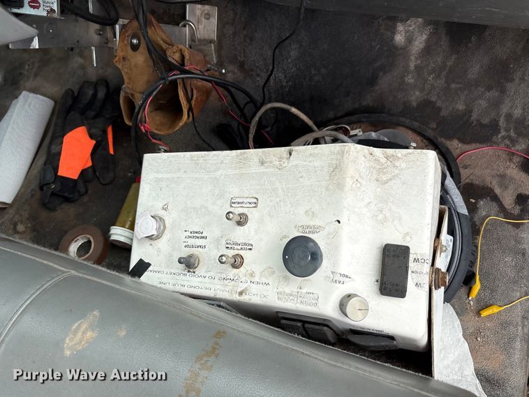 image for item EA7663 2006 Ford F450 Super Duty bucket truck