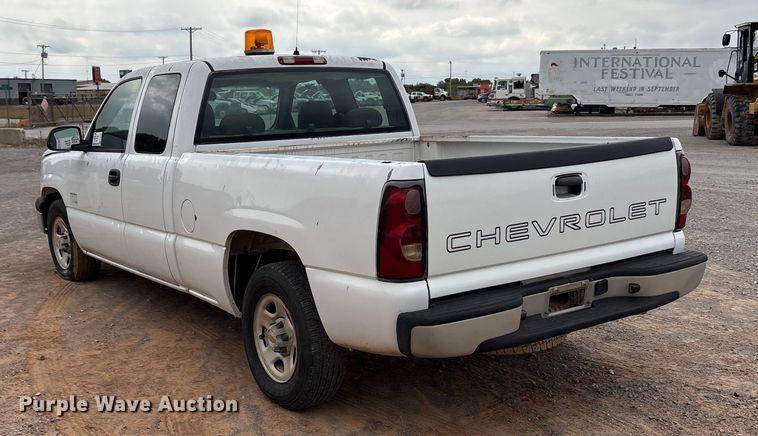image for item EA7668 2004 Chevrolet Silverado 1500 Ext. Cab pickup truck