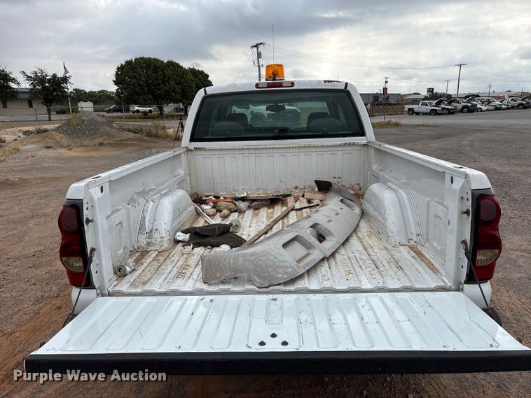 image for item EA7668 2004 Chevrolet Silverado 1500 Ext. Cab pickup truck