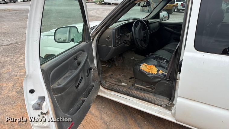 image for item EA7668 2004 Chevrolet Silverado 1500 Ext. Cab pickup truck