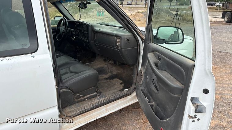 image for item EA7668 2004 Chevrolet Silverado 1500 Ext. Cab pickup truck