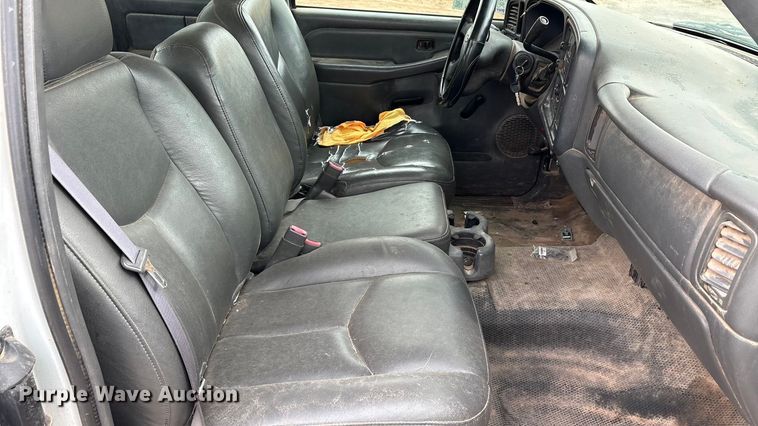 image for item EA7668 2004 Chevrolet Silverado 1500 Ext. Cab pickup truck