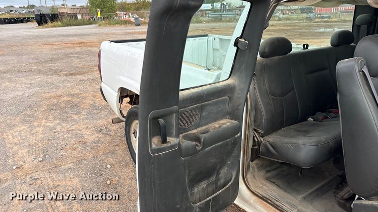 image for item EA7668 2004 Chevrolet Silverado 1500 Ext. Cab pickup truck