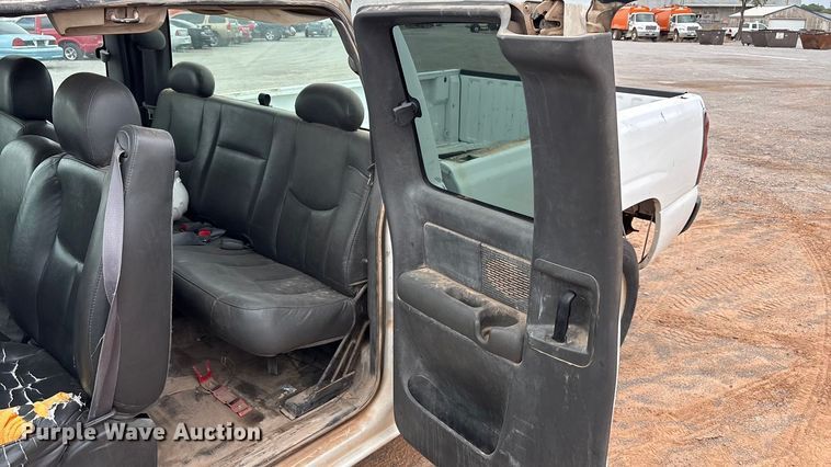 image for item EA7668 2004 Chevrolet Silverado 1500 Ext. Cab pickup truck