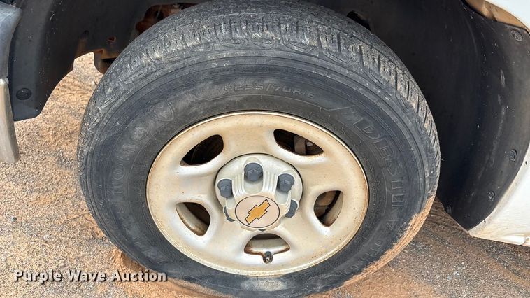 image for item EA7668 2004 Chevrolet Silverado 1500 Ext. Cab pickup truck