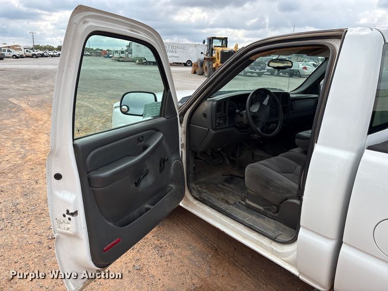 image for item EA7672 2006 Chevrolet Silverado 1500 pickup truck