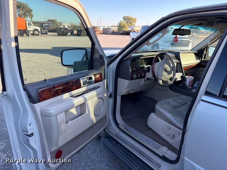 image for item EA7696 2004 Lincoln Navigator SUV