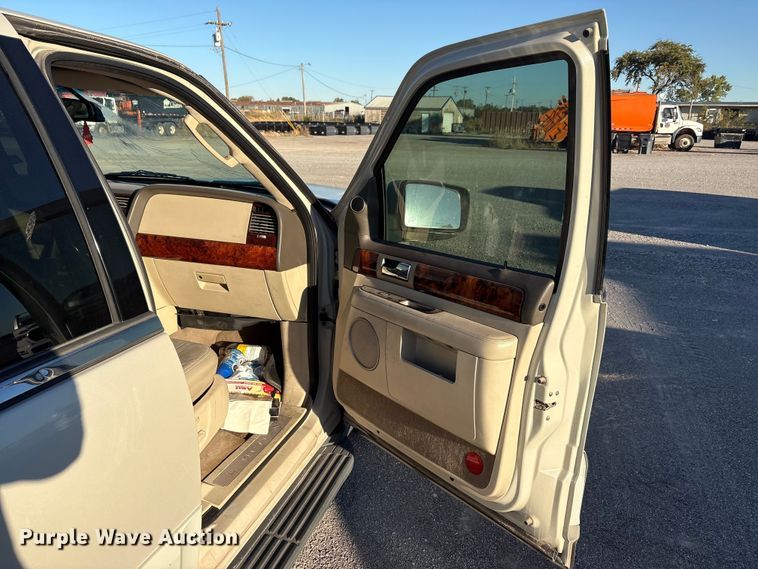 image for item EA7696 2004 Lincoln Navigator SUV