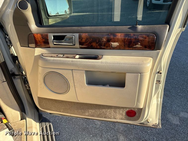 image for item EA7696 2004 Lincoln Navigator SUV