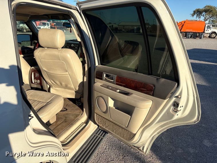 image for item EA7696 2004 Lincoln Navigator SUV