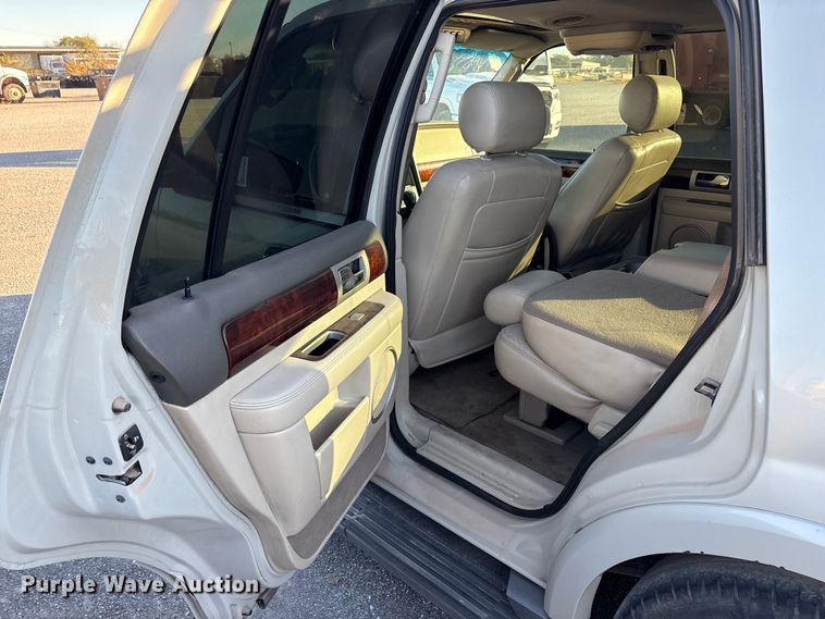 image for item EA7696 2004 Lincoln Navigator SUV