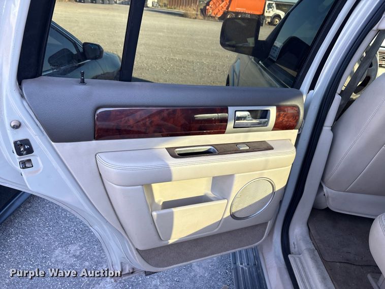 image for item EA7696 2004 Lincoln Navigator SUV