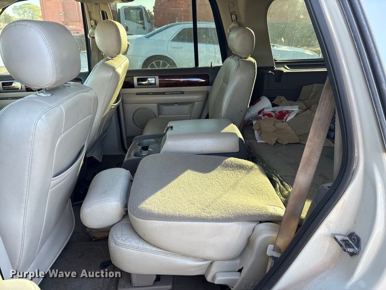 image for item EA7696 2004 Lincoln Navigator SUV