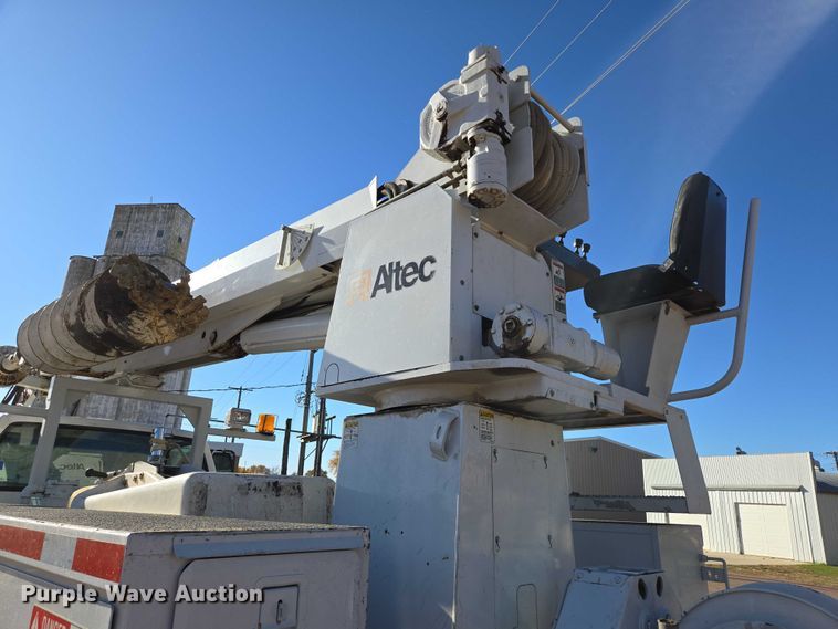 image for item EB1159 2001 GMC C7500 digger derrick truck