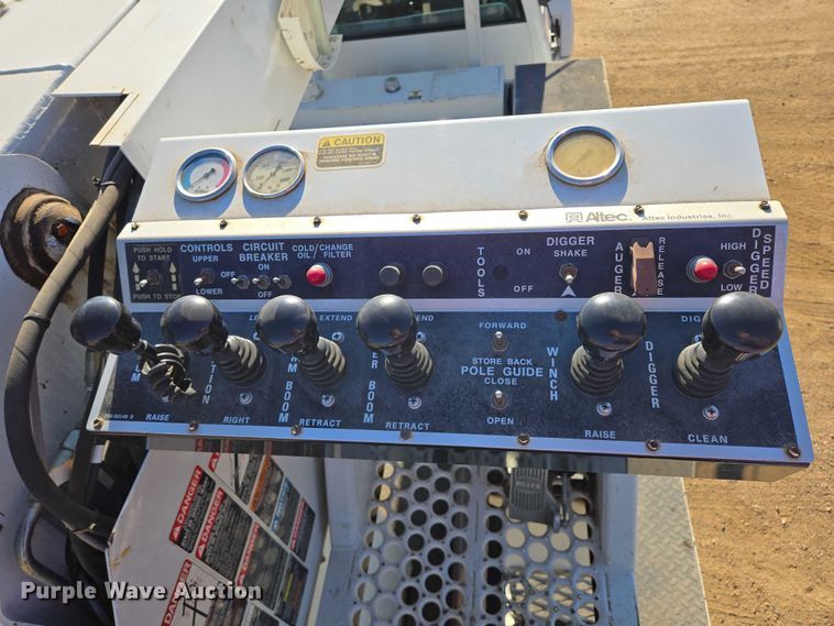 image for item EB1159 2001 GMC C7500 digger derrick truck