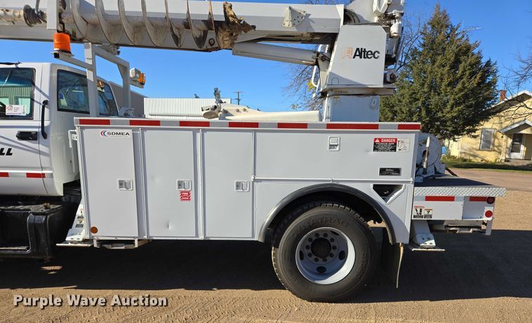 image for item EB1159 2001 GMC C7500 digger derrick truck