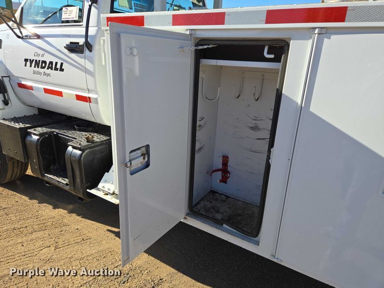 image for item EB1159 2001 GMC C7500 digger derrick truck