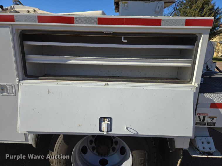 image for item EB1159 2001 GMC C7500 digger derrick truck