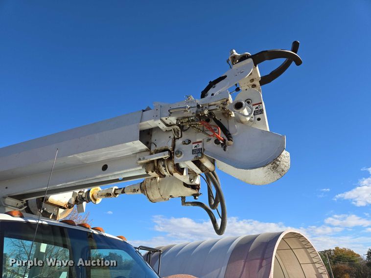 image for item EB1159 2001 GMC C7500 digger derrick truck