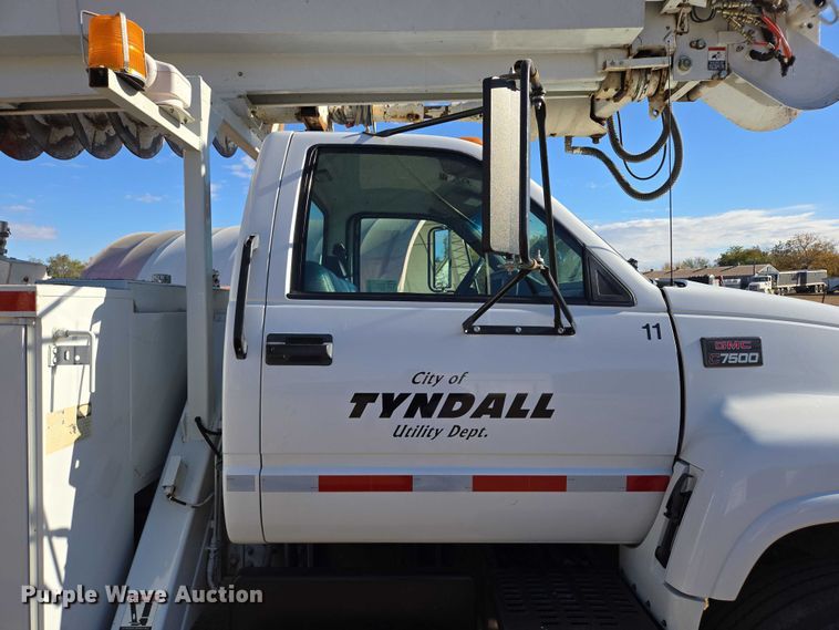 image for item EB1159 2001 GMC C7500 digger derrick truck