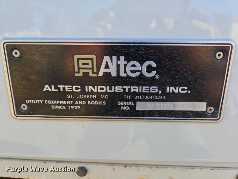 image for item EB1159 2001 GMC C7500 digger derrick truck