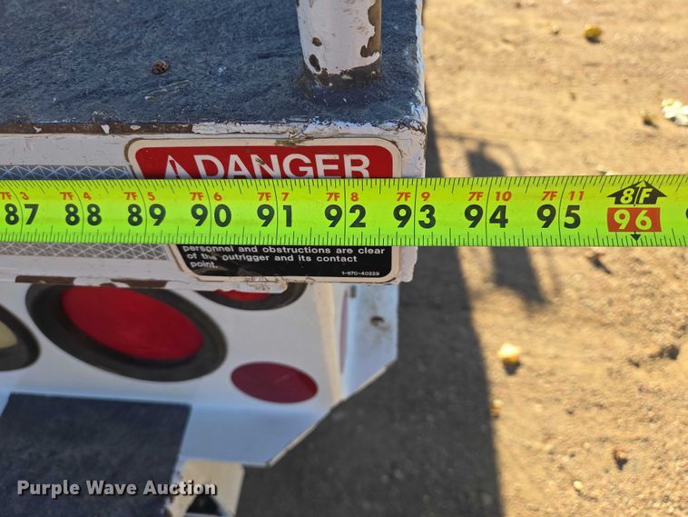 image for item EB1159 2001 GMC C7500 digger derrick truck